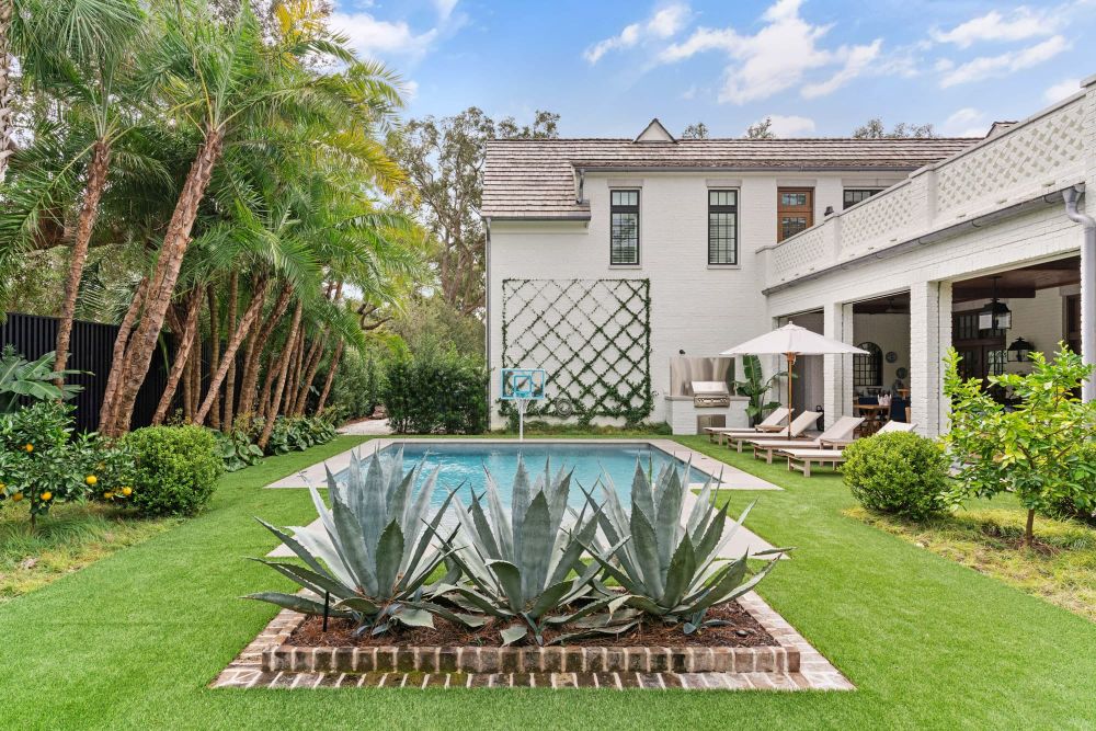 white kitchen with flowers Sea Island
