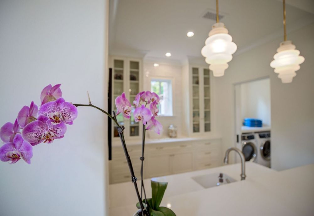 white kitchen with flowers Sea Island