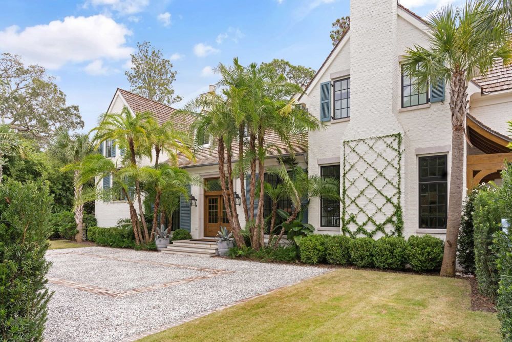 white kitchen with flowers Sea Island