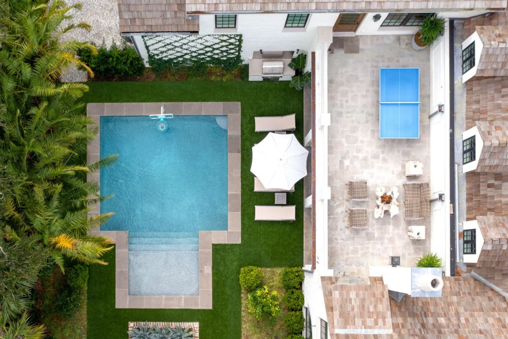 white kitchen with flowers Sea Island