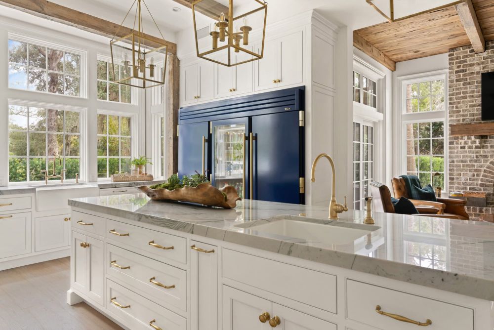 white kitchen with flowers Sea Island